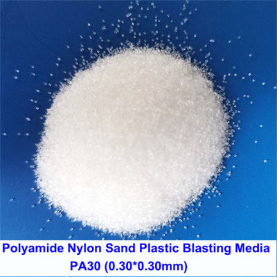 Médias en plastique de sable en nylon blanc rouge du polyamide PA30 soufflant PA30 PA40 PA20 ébavurant